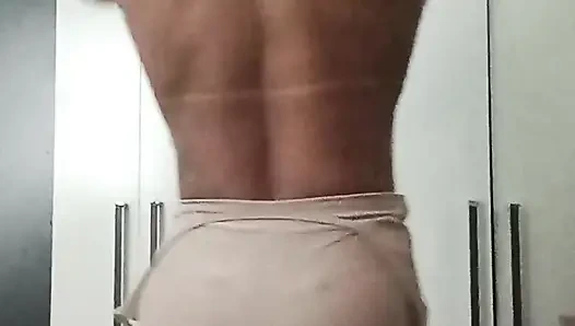 Tante seksi ini nggak bakal ngasih aku sentuh kecuali me mohon