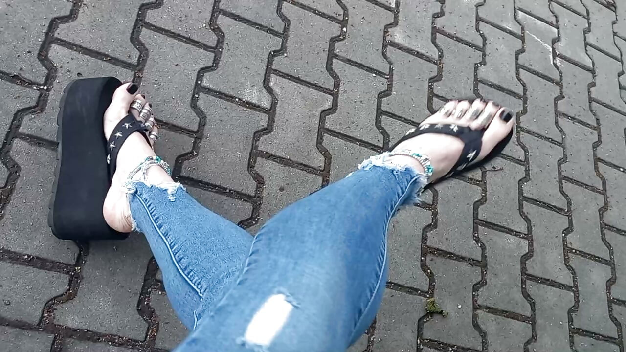 Sexy feet in black platforms, toe rings & anklets + ripped jeans