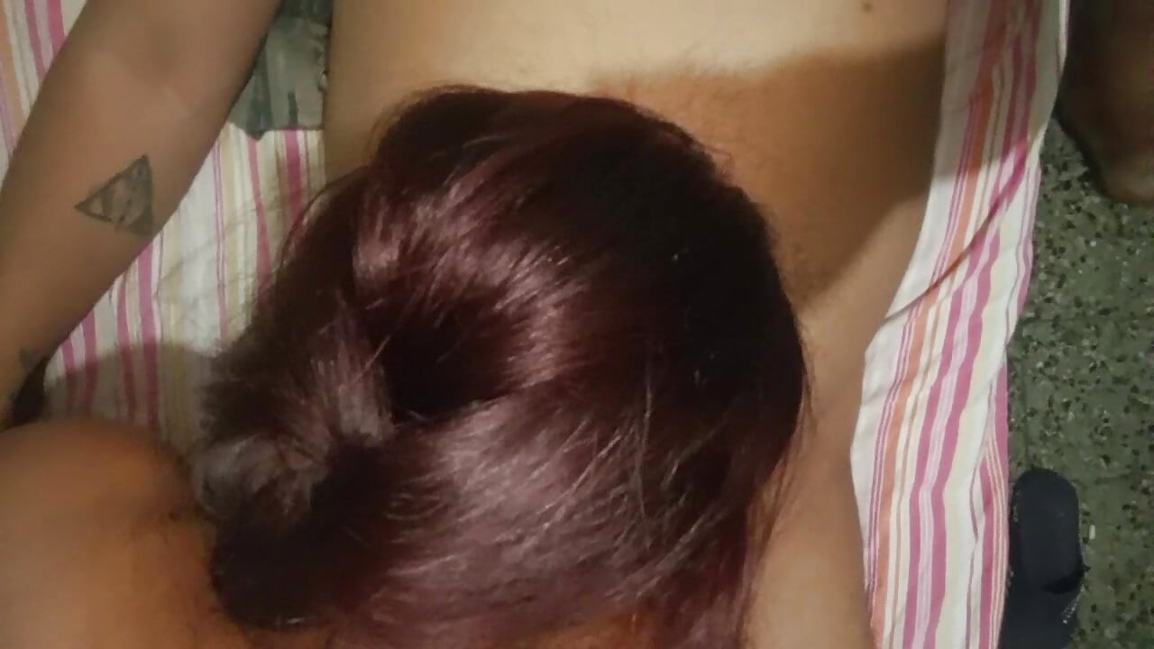 Bruneta cu curul mare al vecinului meu îmi oferă o muie atât de grozavă