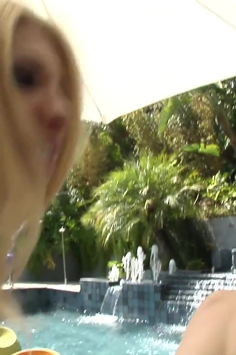 Loira milf brinca com prolapso da morena rosebud à beira da piscina