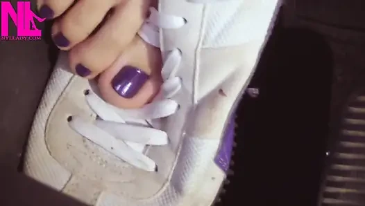 Puma spor ayakkabıyla yalınayak canlandırma