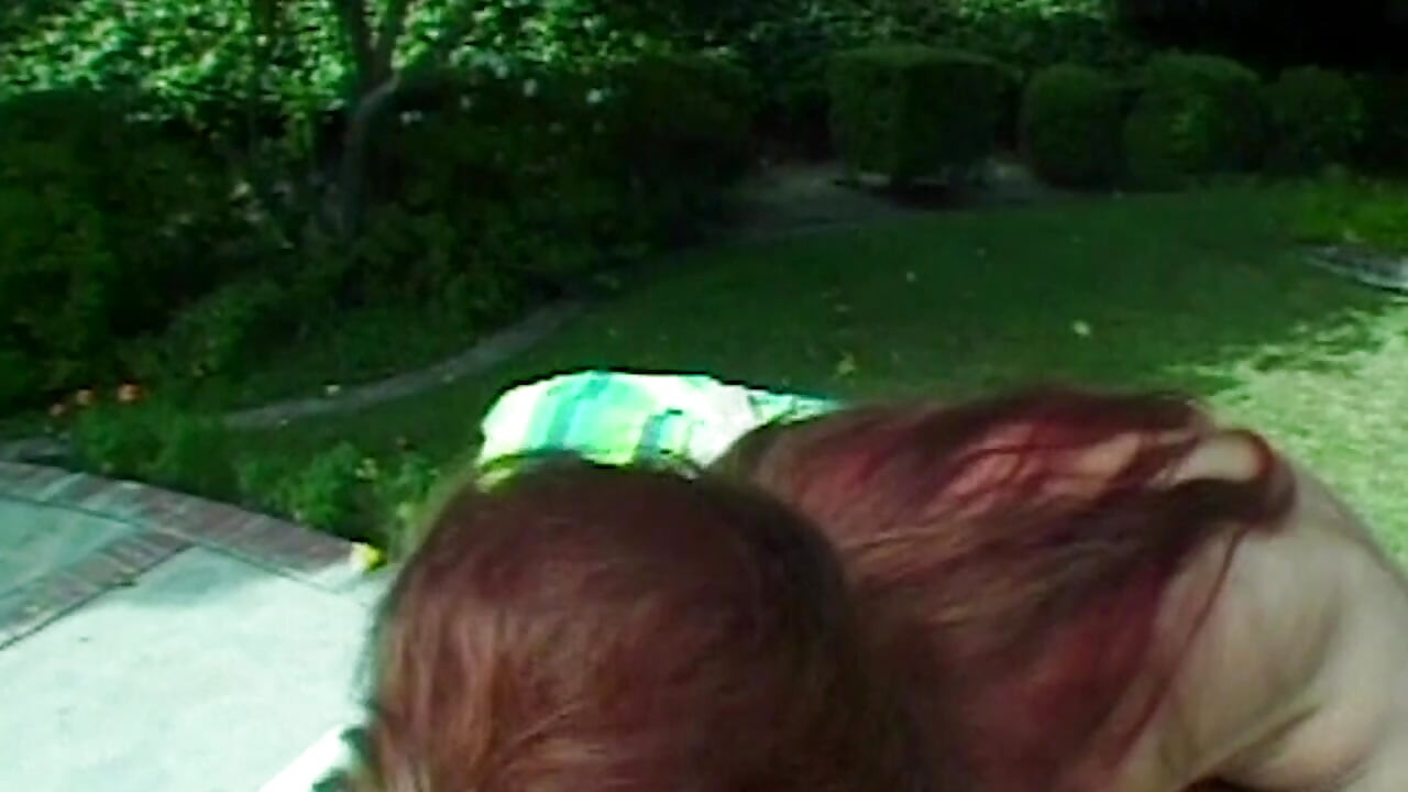 Heiße masturbation im freien am pool