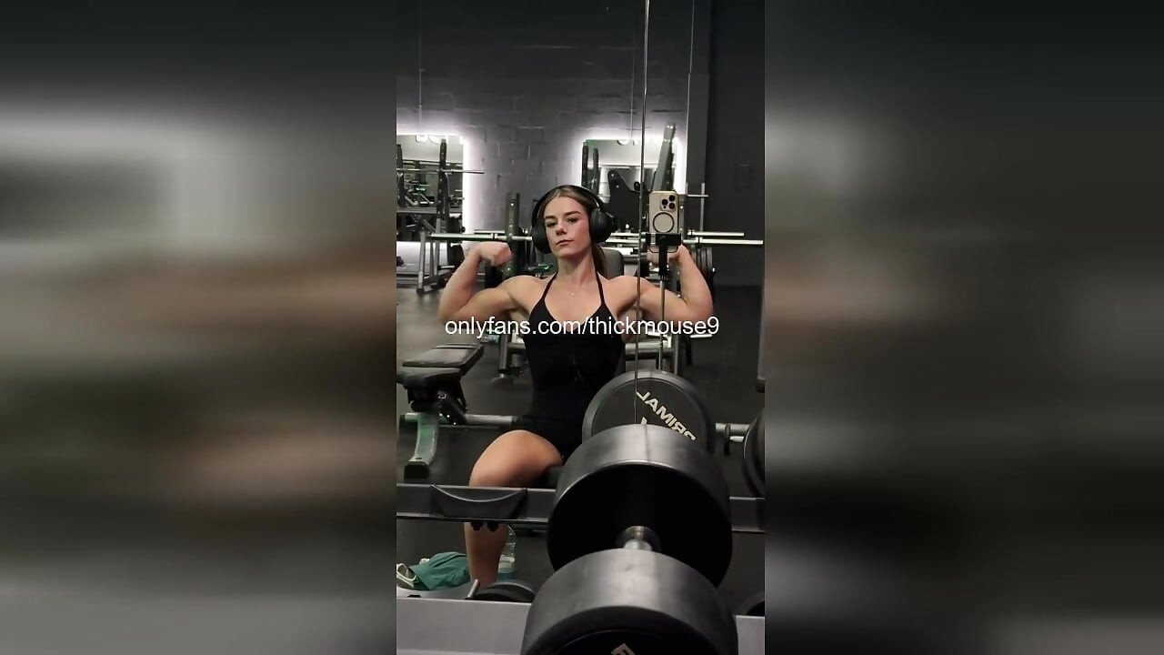 18-jährige Jungfrau rutscht im Gym aus – Stiefvater fickt sie versehentlich in den Arsch und lässt sie live abspritzen!