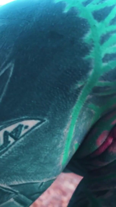 Kint maszturbálok a végbélnyílásom közelében egy dildóval | Klip 2