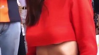 Emily Ratajkowksi in sexy top rosso, mostrando underboob