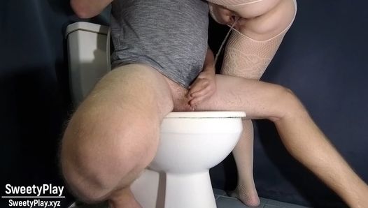 在他上厕所的时候，在他的鸡巴上撒尿