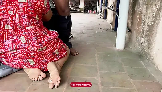 Komşu amca desi orta yaşlı seksi kadını yerde sert sikiyor. Azgın aldatan evli kadın amını parmaklıyor ve sert sikiliyor