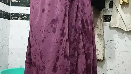 Priya bhabi büyük götlü banyo gösterisi