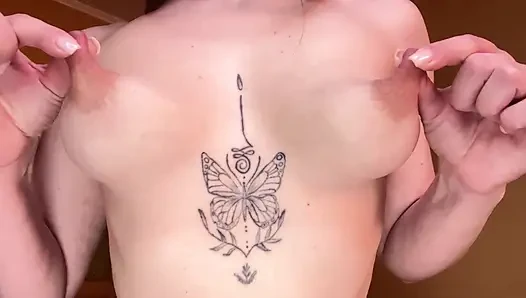 An experienced MILF cums just from having her big, hard nipples twisted