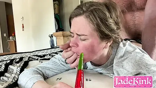 Pelacur penurut dominan total - candy di mulut, kontol dari belakang