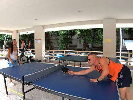 Bochtige Thaise amateurvriendin heeft seks onder de douche na een spelletje pingpong