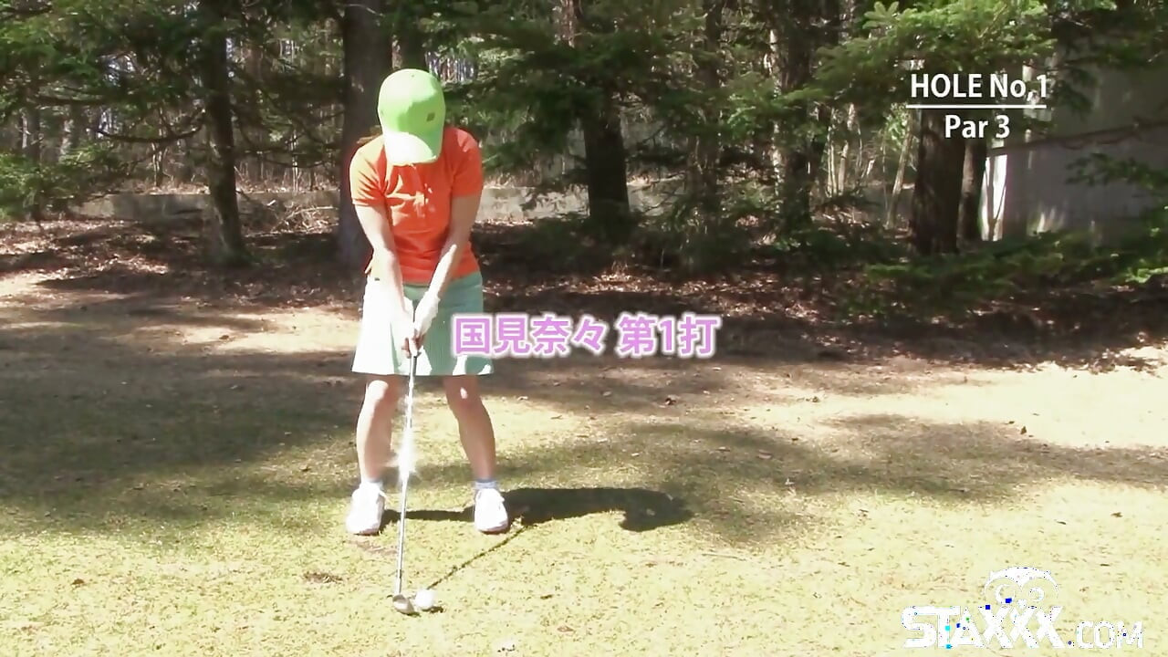 Mga cute na Asian teen girls na naglalaro ng strip golf