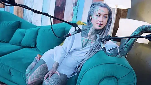 Ich spreche über L - LOVE - ASMR podcast SFW spricht goth dünnes mädchen dreadlocks tattoo-modell inked mädchen