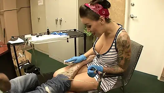 Süper seksi sarışın kız iki sert yarakla çifte penetrasyon seks yapıyor