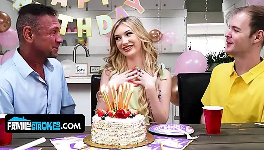 Миниатюрная падчерица с натуральными сиськами Daisy Lavoy соблазняет и скачет на своем отчиме