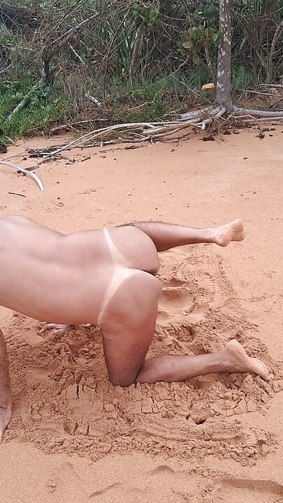 Ladysilva sa beach na hubad at ipinapakita ang kanyang naka-tan na mainit na puwit