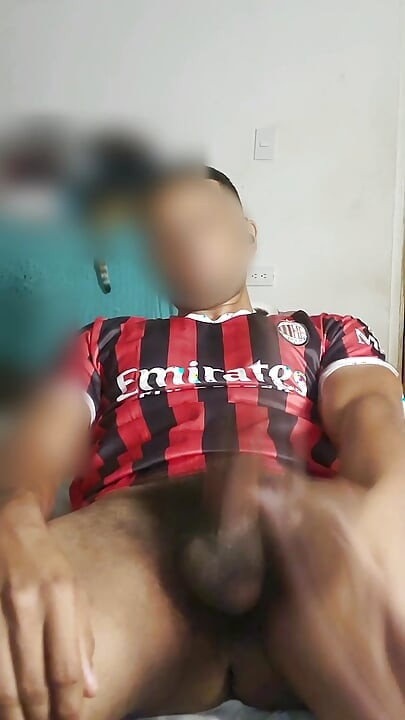 Młody Indianin z największym kutasem na świecie masturbuje się