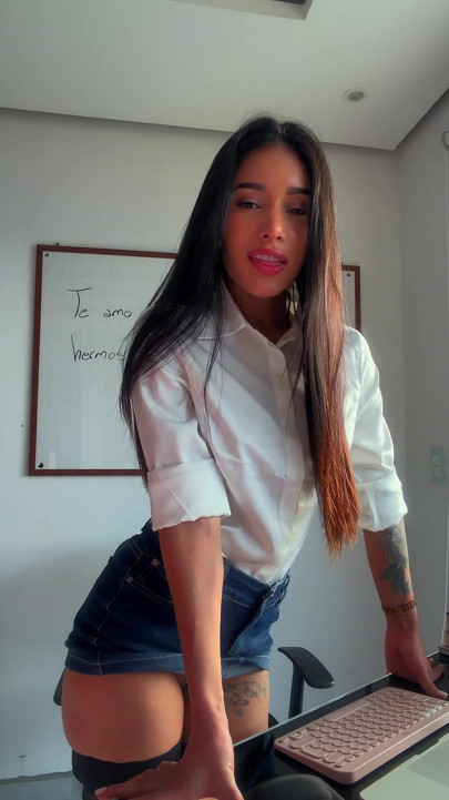 Secretária sexy busca agradar seu chefe