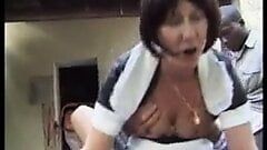 La nonna francese viene scopata analmente all'aperto