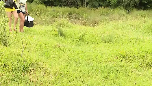 Ateşli ve seksi esmerle açık havada sikişiyor