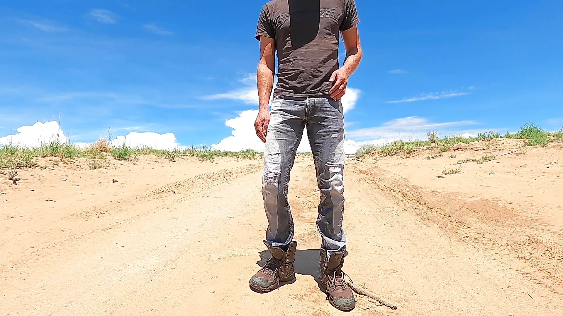 Orinando jeans en público e inundando un par de botas de trabajo