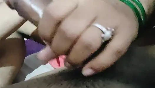 Бхабхи покачала моим пенисом