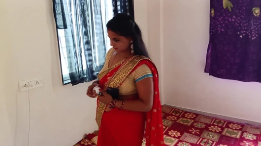 Der Besitzer eines Elektroladens kam zu Riya Bhabhis Haus, um eine Glühbirne einzubauen, als Riya Bhabhi seinen Penis griff, daran lutschte und es tat
