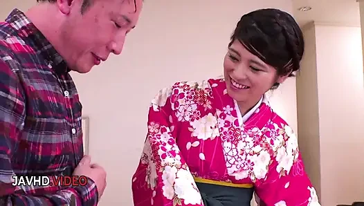 Kimono'da yaramaz jav evli kadın tutkuyla ateşli Asyalı oral seksten sonra sert sikişiyor