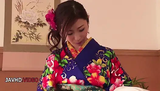 Ayumi Shinoda делает удивительный минет, ношение соблазнительного кимоно перед камерой