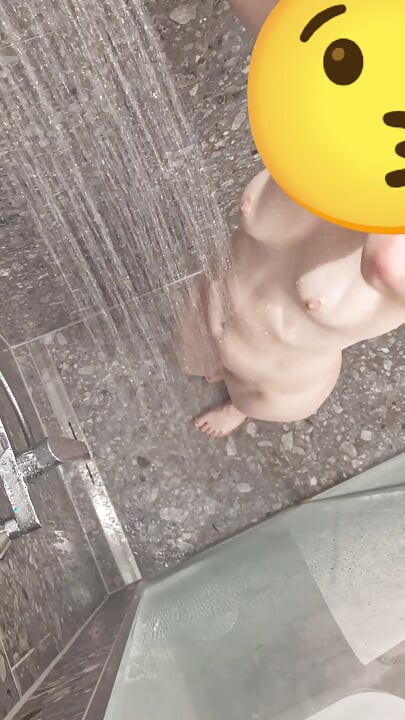 Tu me savonnes ? Fille suisse sous la douche
