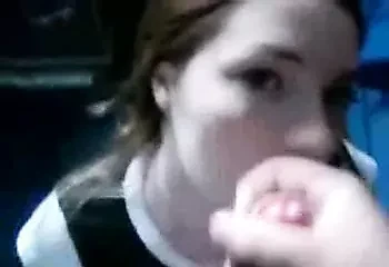 Slatka bleda devojka dobija svršavanje po faci