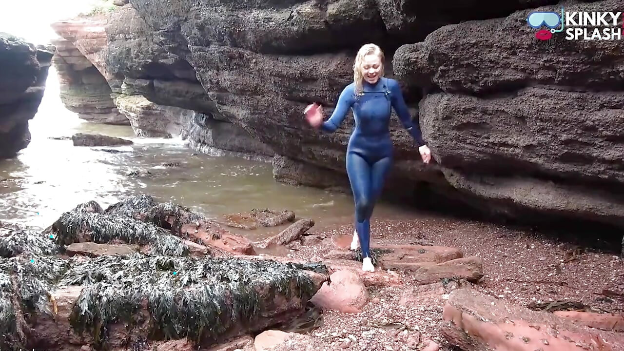 Salty Wetsuit Toe lagi asik nyepong kontol budak seksnya