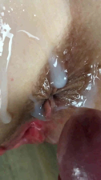 Detik penting dari "Golden mandi untuk pantatnya. Rakaman dekat mengenyit dubur semasa seks dan semasa orgasme."