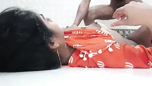 Indischer heißer desi-stiefschwester-sex in hindi audio