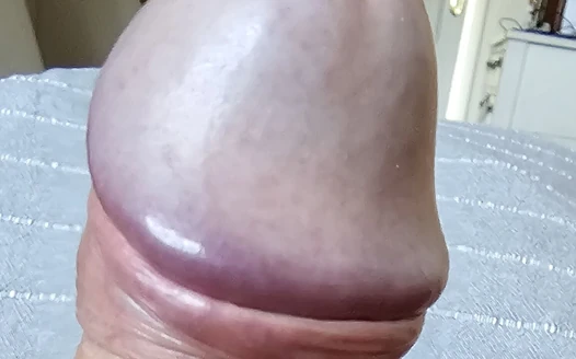 Kanepede yatıyorum ve ıslak bir delik hayal ediyorum