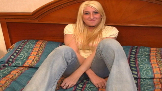 5 Foot 8 19 Jahre alte Blondine mit dicken Titten gibt ihr Porno-Debüt