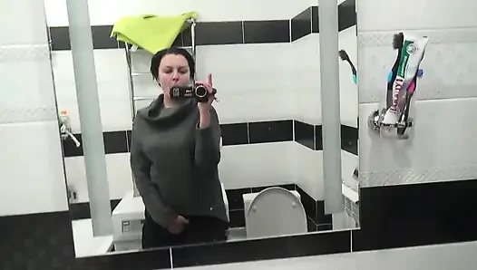 Huge Kate solo pissing!