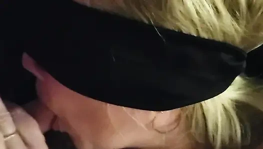 Freundin mit verbundenen augen lutscht schwanz und masturbiert