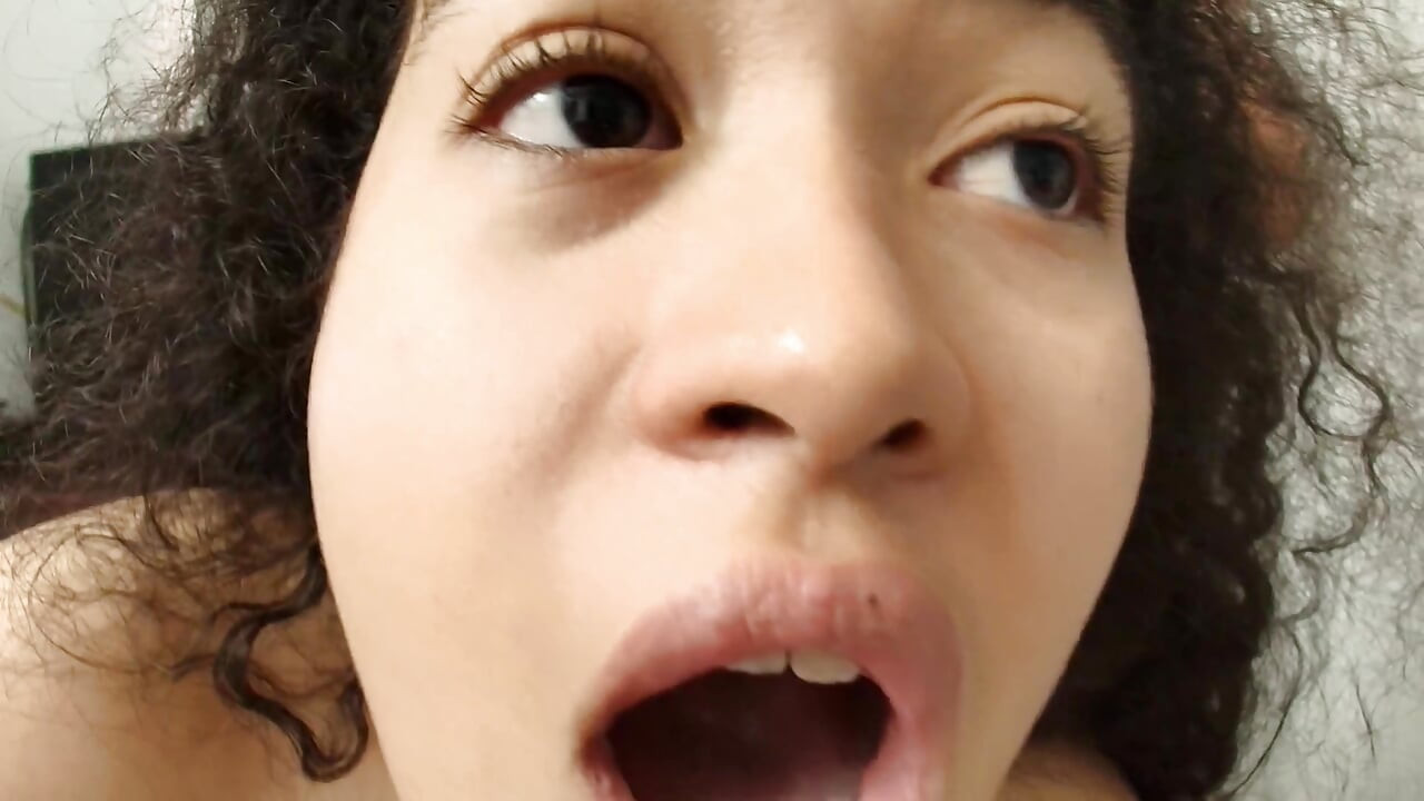 HE SUCKS ME AND I CUM IN HIS MOUTH
