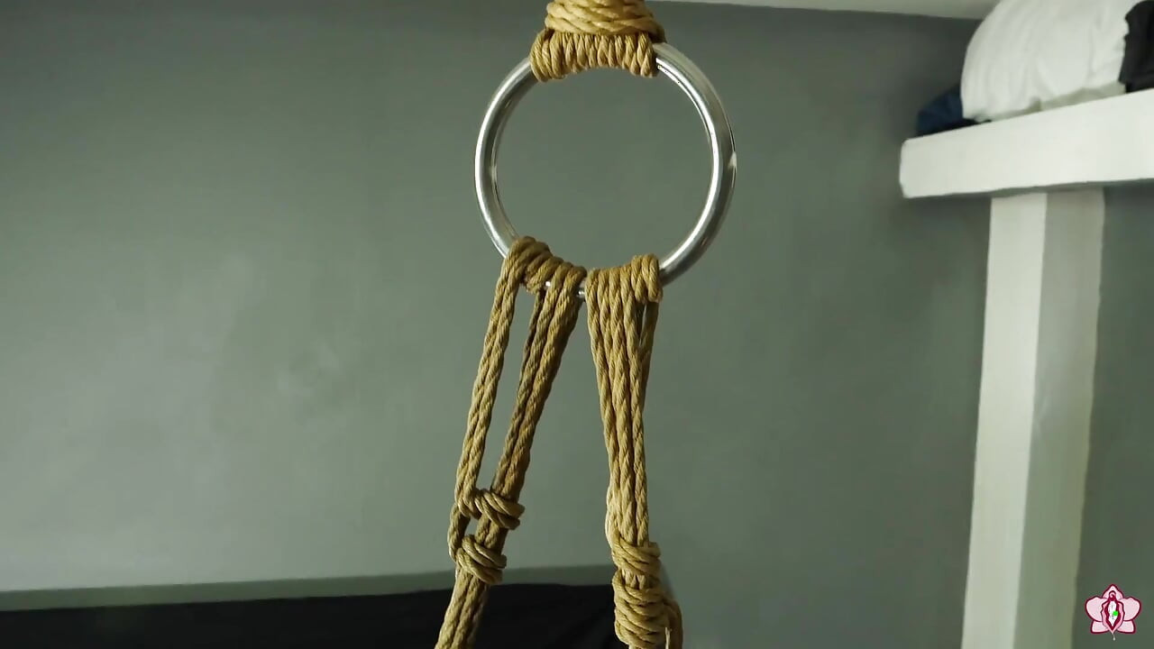 Trillende orgasmes slaaf Mila overgeleverd aan meerdere orgasmes in geschorste touwbondage