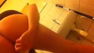 Ducha anal en el baño de la suegra
