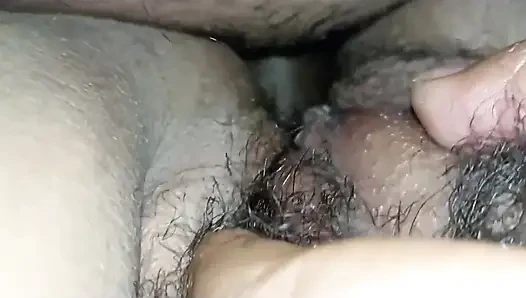 Tombul ve kıllı amcıklı karısının açık bacaklarını sikiyor