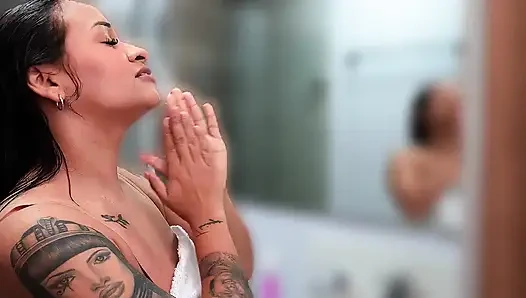 Esmer Büyük Göğüsler Spor Sonrası Küvette Dokunuldu