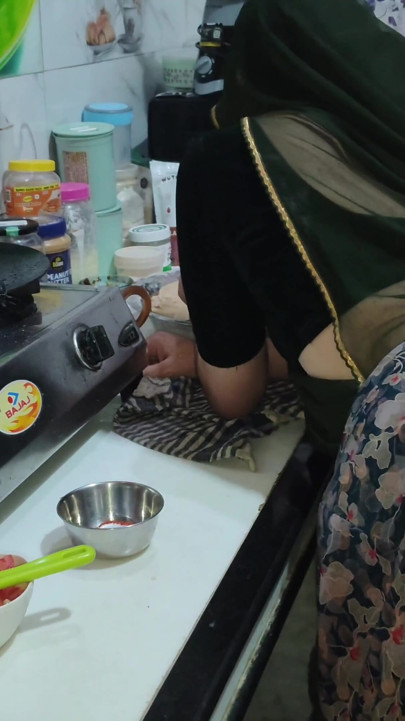 Desi bhabhi kitchen me khana bana rahi thi tabhi devar ne piche se le li bhabhi ki hardcore sex | Clip 1
