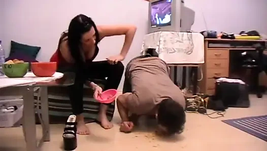 Большая девушка наказывает рабыню