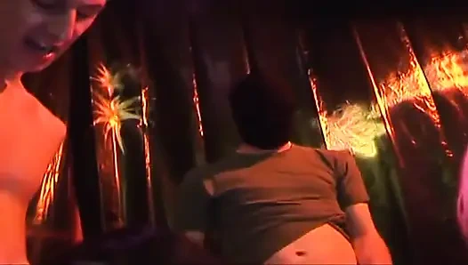 Si cewek sange rambut cokelat dientot habis-habisan sama kontol besar sampai lubangnya menganga lebar saat lagi seks threesome