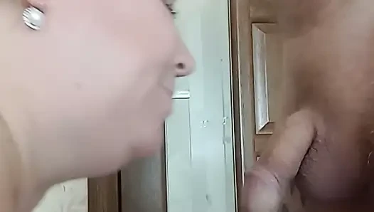 İri güzel orta yaşlı seksi kadın derin bir sakso çekiyor ve ağzına boşalıyor