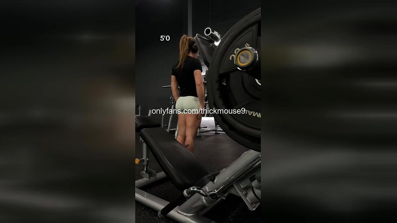נערת חדר כושר בת 18 חושפת בטעות כוס צמוד במהלך שידור חי