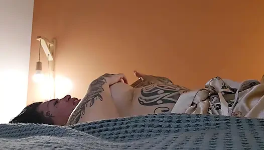 Татуированная зрелая женщина занимается сексом без презерватива с колумбийкой