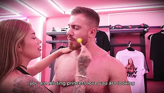 Kolombiyalı porno yıldızı Sara Blonde gavat kocasına bir ders vermek için beni pembe amını sikmeye ikna ediyor